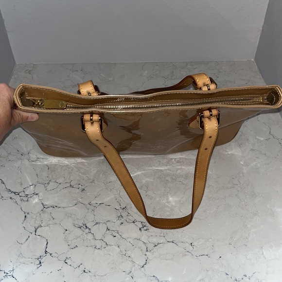 Louis Vuitton Brentwood Noisette patent leather tote bag in good condition. - Picture 8 of 12